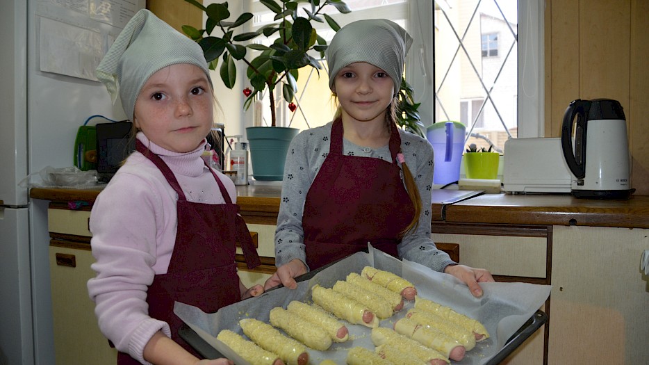 Im **Supergirl Club** lernen unsere jüngeren Mädchen Nützliches für ihr Leben. Begeistert sitzen sie zum ersten Mal hinter einer elektrischen Nähmaschine, halten ein Dampfbügeleisen in ihrer Hand oder kochen eine Suppe, die sie hinterher gemeinsam genießen.